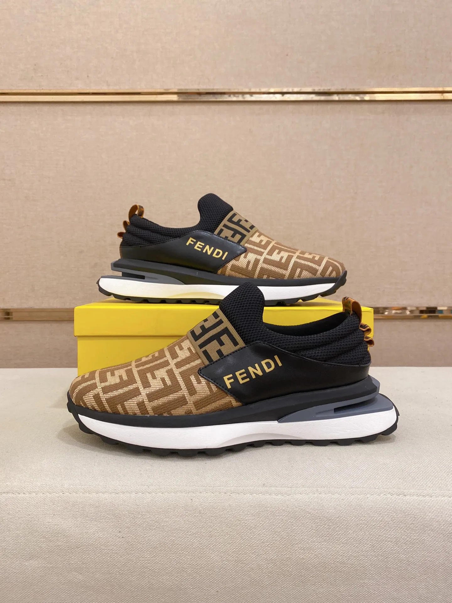 Men's shoes 💰 462💰 (FENDI) New style 👊🏻 upper 🇮🇹 imported cowhide fabric 🇩🇪 lining imported sheepskin lining. The original outsole is molded to highlight the identity of every man, and the upper foot is stable and stable🚶🏻🚶🏻The high-end custom counters reproduce the original version📯No matter the wind or rain, the shoe last remains unchanged and can withstand the verification of time🔍️,🔵 Size: 38-44 (45 is custom-made and cannot be returned or exchanged